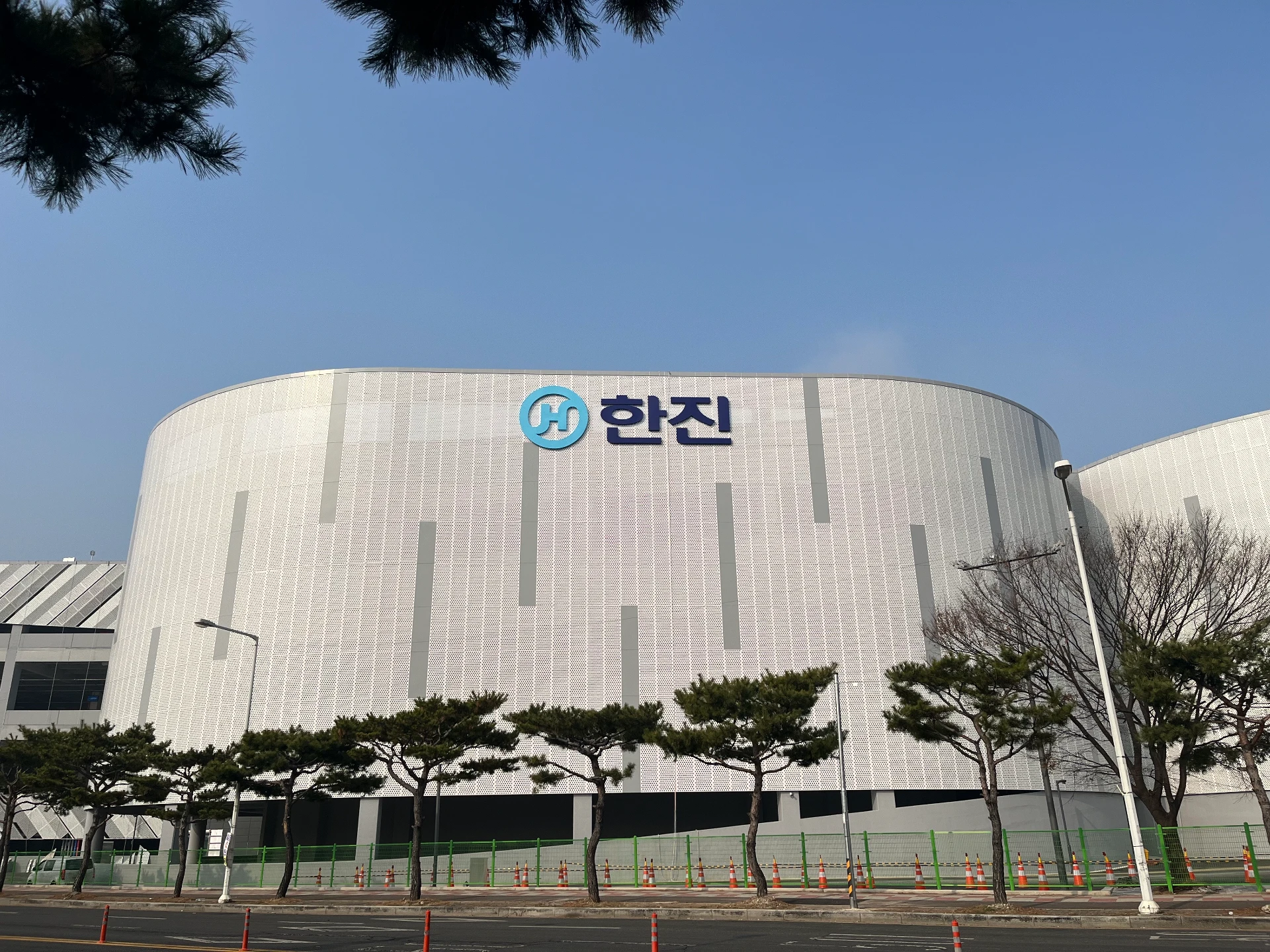 곡면 외벽에 설치한 한진 심볼과 한글 로고 대형 채널 문자