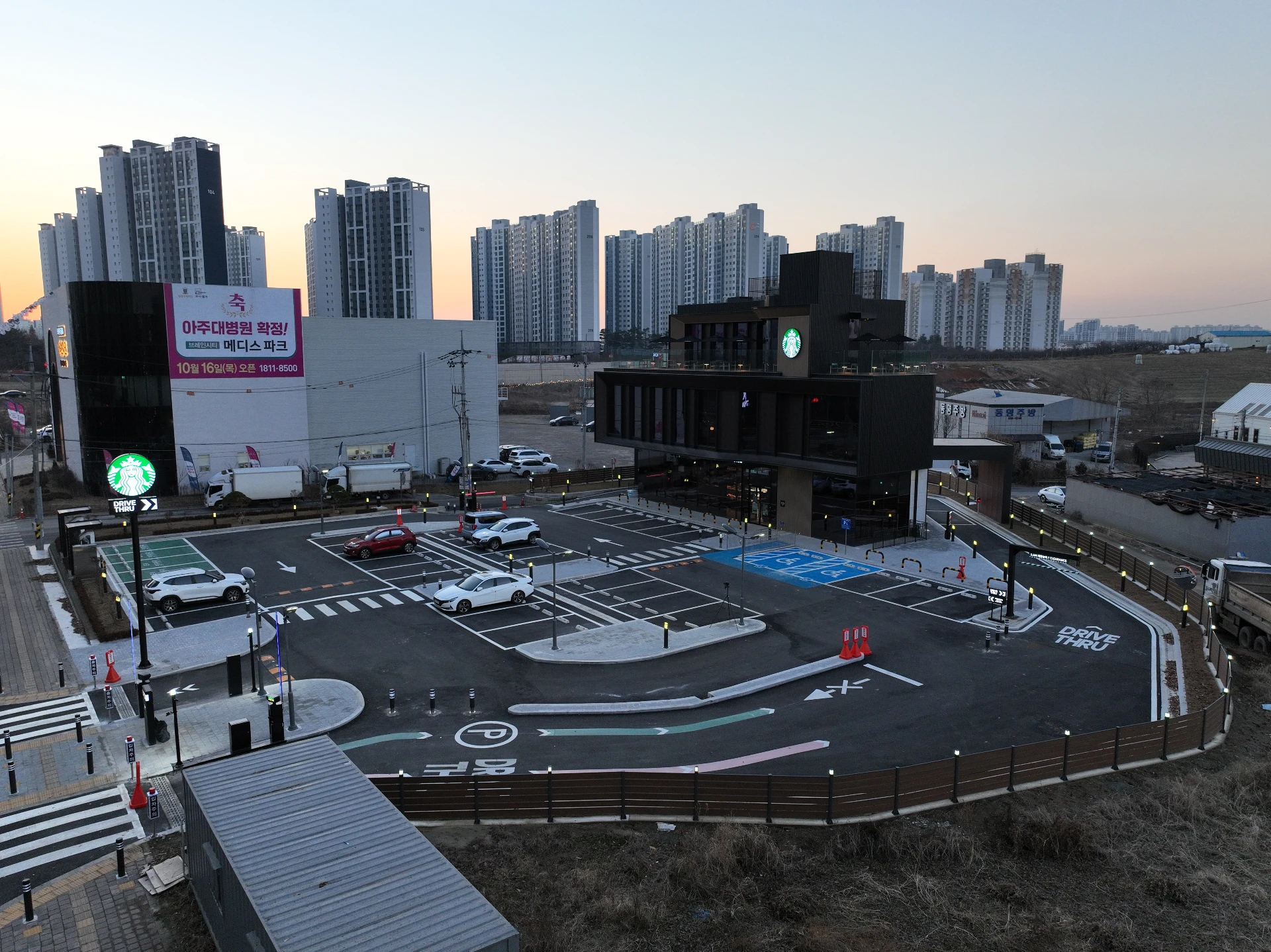 평택 브레인시티 스타벅스 드라이브스루 매장 전경